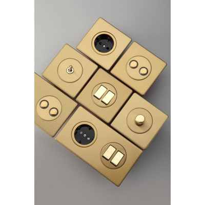 Рамка на 3 поста гор/верт, цвет Brushed Brass (матовая латунь) Рамка на 3 поста гор/верт, цвет Brushed Brass (матовая латунь)